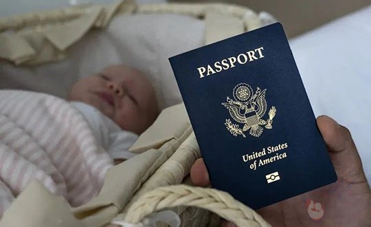 孩子出生在美国是拿美国国籍还是拿绿卡？